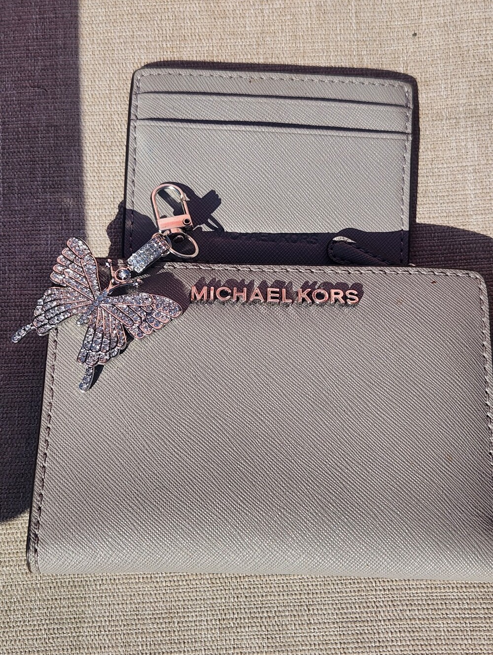 MICHAEL KORS Pebbled Leather 2pc Wallet in Light Taupe/Gray w Butterfly Charm - Picture 3 of 13